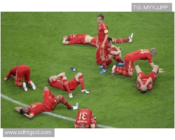 足球明星踢瓶子精彩瞬间大合集让你领略足球技巧与创意的完美结合