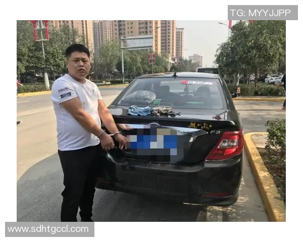 足球明星遭遇入室抢劫事件引发社会关注警方全力追查嫌疑人行踪