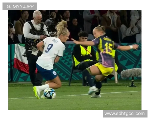 哥伦比亚与英格兰半场精彩对决回顾及战术分析